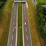 Przewodnik po pojazdach elektrycznych: Zalety, technologia i perspektywy przyszłości